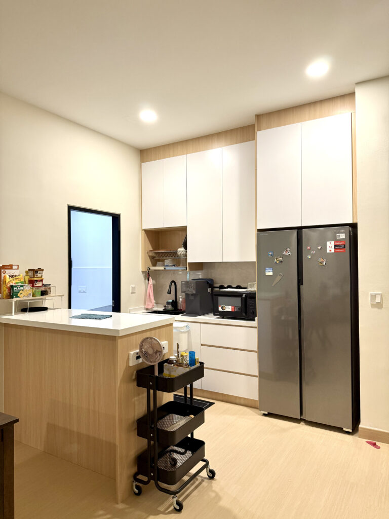 Dry kitchen cabinet storage layout